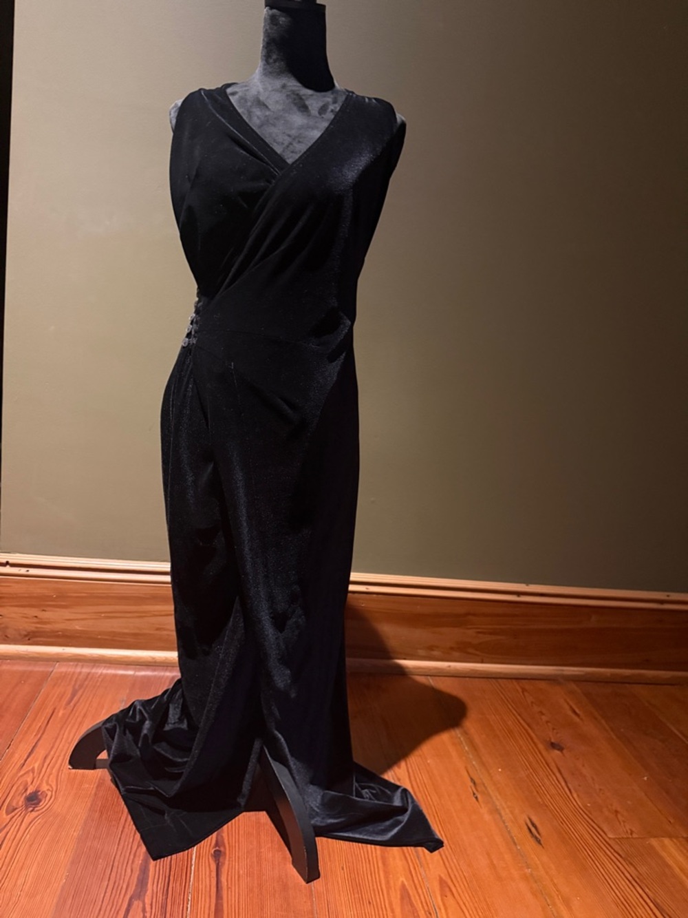 Elegant Black Sleeveless Evening Gown